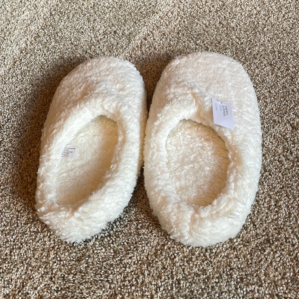 NWT Sherpa Slippers